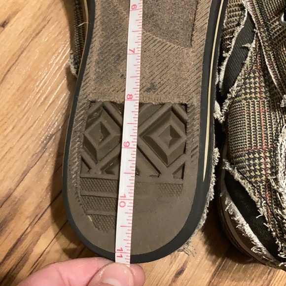 Distressed Plaid Levi’s Sneakers - Picture 10 of 14